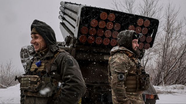 Ukrainska soldater gör sig redo att avfyra raketartilleri av typ BM-21 ’Grad’ mot ryska positioner vid Tjasiv jar i ukrainska Donetskregionen den 15 februari 2025. Foto: Oleg Petrasiuk/Ukrainas 24:e mekaniserade brigad via AP