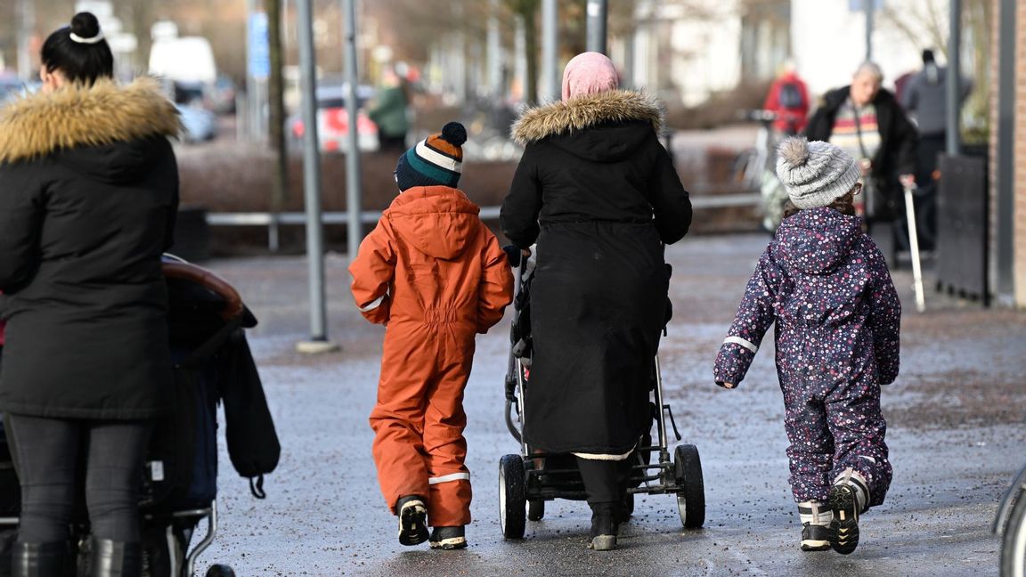 En mamma med barn och barnvagn promenerar i Uppsalaförorten Gottsunda. Foto: Fredrik Sandberg/TT 