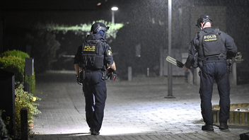 Polis och bombtekniker på plats i Malmö på tisdagskvällen efter larm om en explosion. Foto: Johan Nilsson/TT