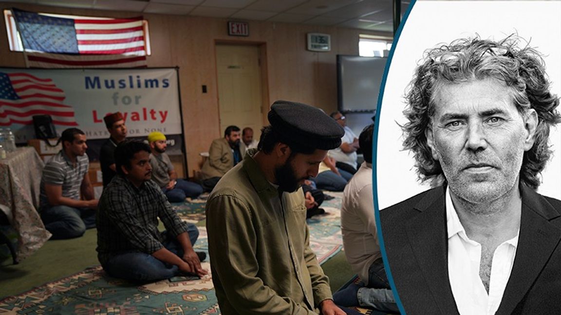 Ahmadiyya-moské I USA. I fonden en amerikansk flagga och texten ”Muslims for loyalty”. Foto: Jessie Wardarski/AP//