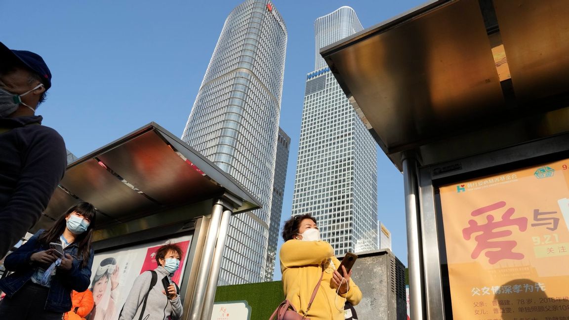 Kinesiska medborgare med mask i Peking. Foto: Ng Han Guan/AP/TT