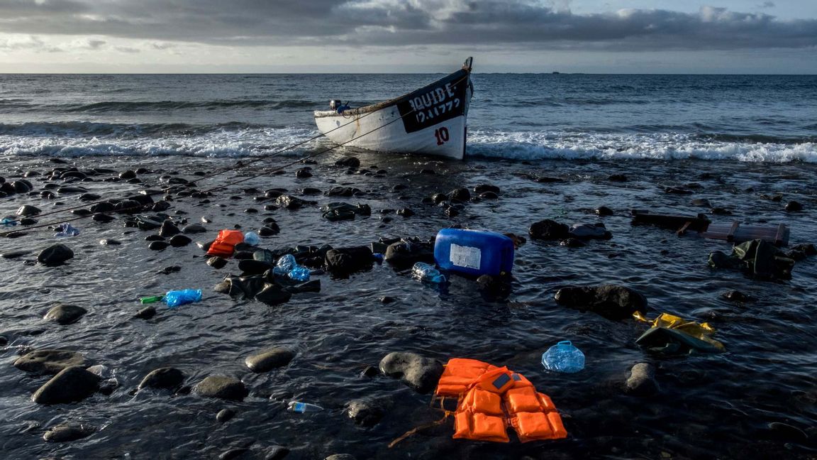 Träbåt vid kusten i Kanariöarna, Spanien. Foto: Javier Bauluz/AP/TT