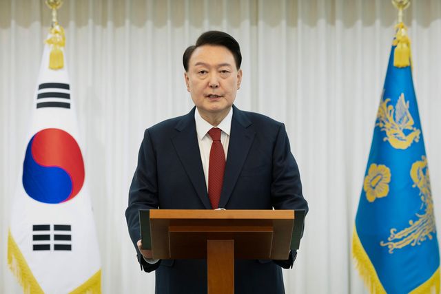 En utredningsgrupp har ansökt om en arresteringsorder gentemot Sydkoreas tidigare president Yoon Suk-Yeol. Arkivbild. Foto: Sydkoreas presidentstab/Yonhap via AP/TT