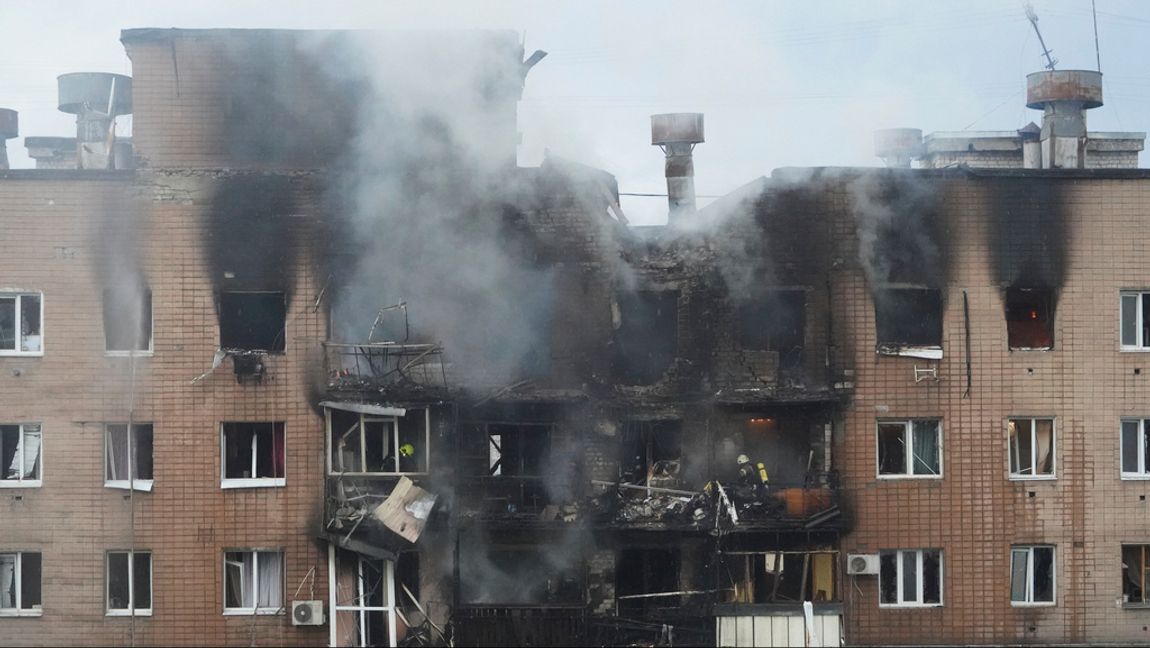 Ett flervåningshus i Charkiv som träffades i anfallen under natten till lördag. Foto: Andrii Marienko/AP/TT