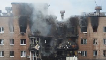 Ett flervåningshus i Charkiv som träffades i anfallen under natten till lördag. Foto: Andrii Marienko/AP/TT