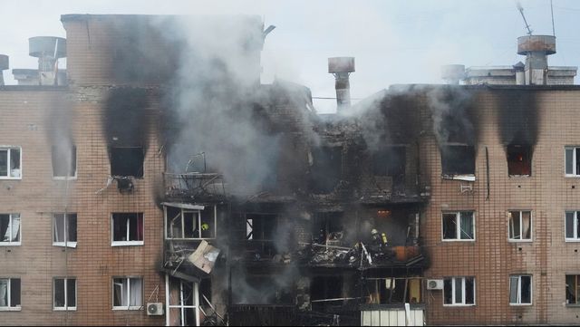 Ett flervåningshus i Charkiv som träffades i anfallen under natten till lördag. Foto: Andrii Marienko/AP/TT