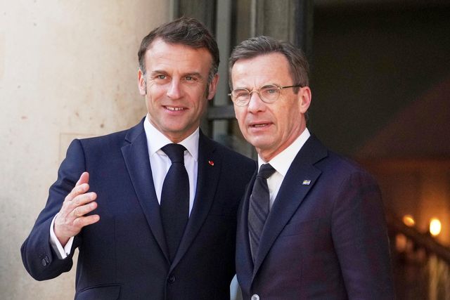 Frankrikes Emmanuel Macron tillsammans med statsminister Ulf Kristersson i Paris. Thibault Camus/AP/TT