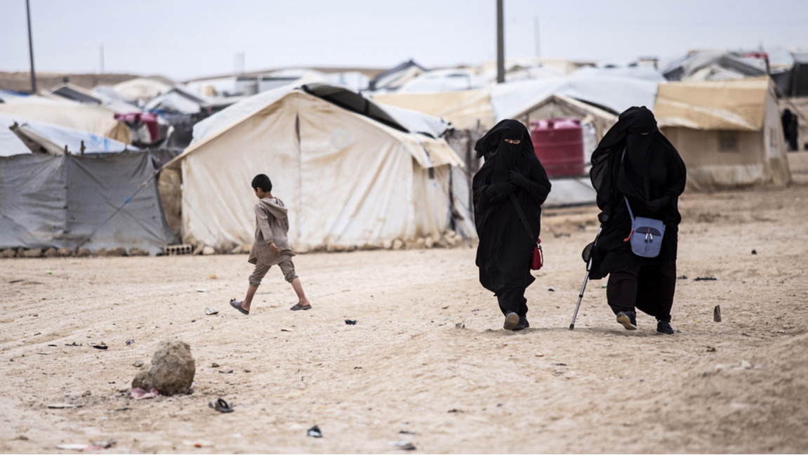 Kvinnor och barn hämtas hem från Syrien. Foto: Baderkhan Ahmad/AP/TT