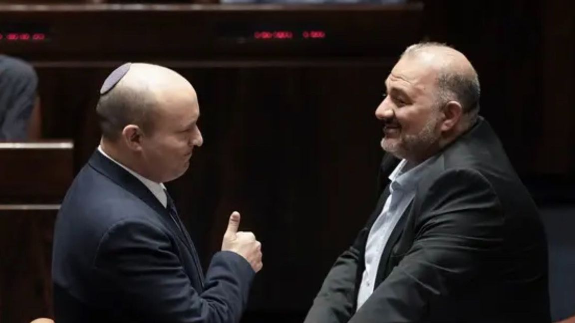 Mansour Abbas till höger i samtal med Naftali Bennet i Israels parlament Knesset. Foto: Ariel Schalit/AP/TT