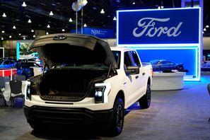Ford visar upp en av företagets modeller vid bilmässan i Philadelphia. Arkivbild. Foto: Matt Rourke/AP/TT