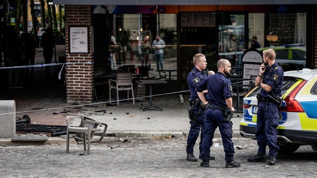 Polis på plats vid järnvägsstationen i Lund i samband med bråket vid en uteservering. Foto: Johan Nilsson/TT.