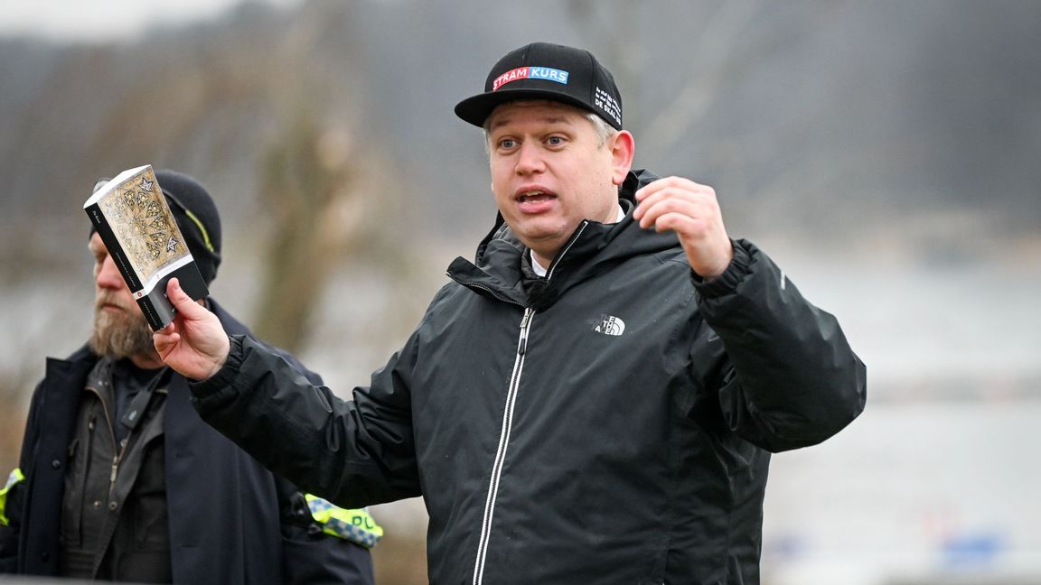 Rasmus Paludan håller i en koranskrift under en demonstration vid Turkiets ambassad i Stockholm, januari 2023. Foto: Fredrik Sandberg/TT