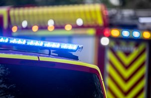 Räddningstjänst och polis ryckte ut till en stugbrand i Bergs kommun under torsdagskvällen. Johan Nilsson/TT