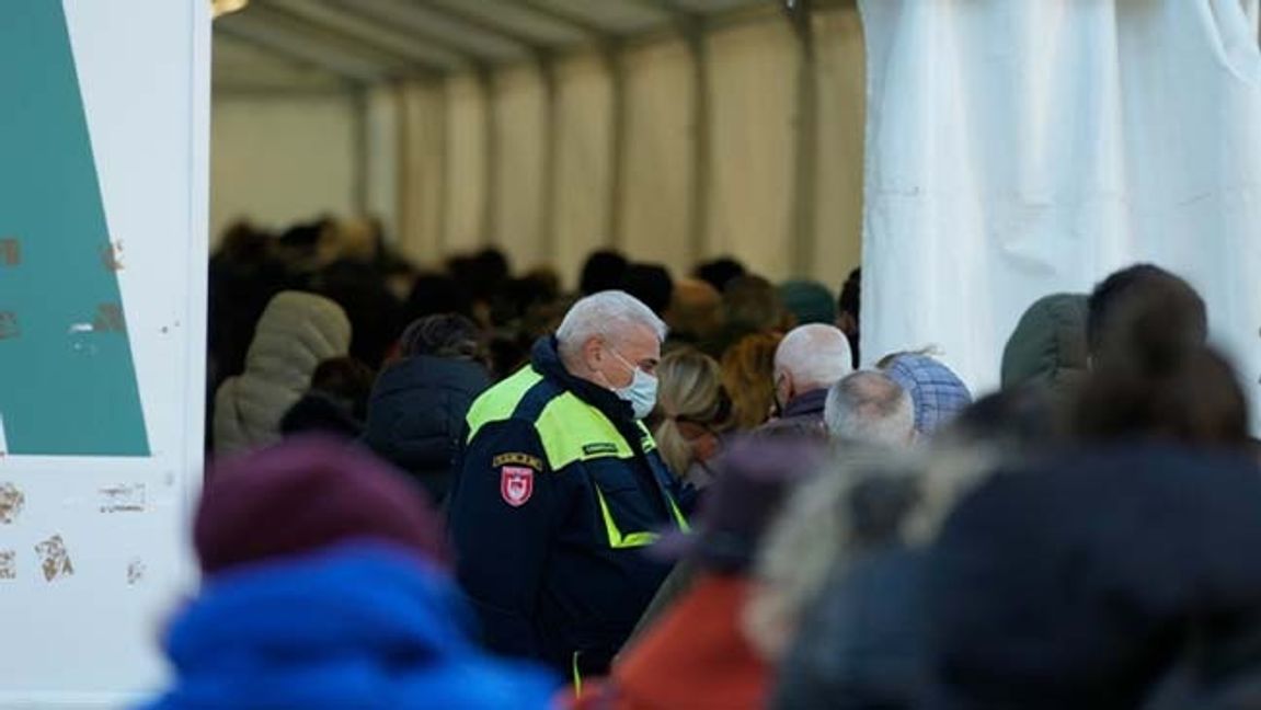 Människor köar för att få covidvaccin i Milano i Italien, ett av de länder där den nya omikronvarianten av coronaviruset har konstaterats. Foto: Luca Bruno/AP/TT