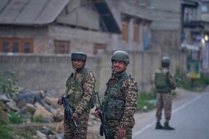 Indiska paramilitärer i den Indienkontrollerade delen av Kashmir. Bild från 7 maj. Foto: Dar Yasin/AP/TT