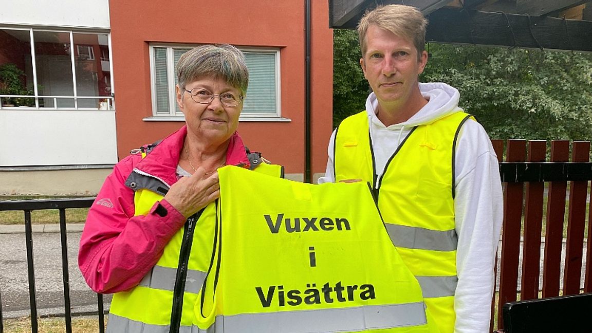 Till vänster: Maj Eriksson, volontär. Till höger: Stefan Karlsson, grundare av Vuxen i Visättra. Foto: Paliz Askari