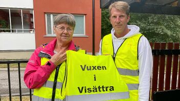 Till vänster: Maj Eriksson, volontär. Till höger: Stefan Karlsson, grundare av Vuxen i Visättra. Foto: Paliz Askari