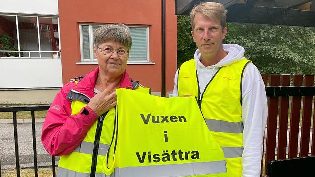 Till vänster: Maj Eriksson, volontär. Till höger: Stefan Karlsson, grundare av Vuxen i Visättra. Foto: Paliz Askari