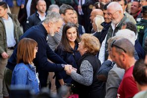 Spaniens kung Felipe VI talar med en kvinna i Chiva, nära staden Valencia. Vid sin sida har han drottning Letizia. Foto: Hugo Torres/AP/TT