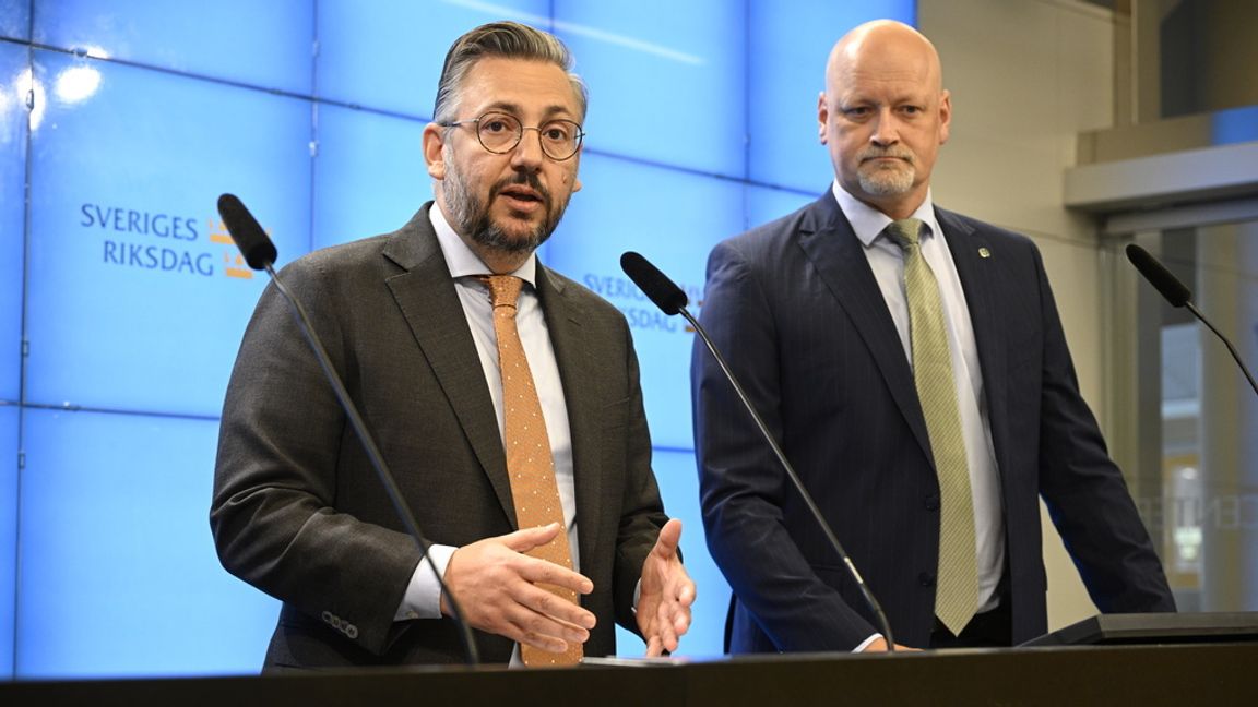 Centerpartiets partiledare Muharrem Demirok och gruppledare Daniel Bäckström. Nu meddelar partiet att man KU-anmäler statsminister Ulf Kristersson (M). Arkivbild. Foto: Anders Wiklund/TT