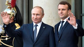 Emmanuel Macron (till höger) har meddelat att han ställer upp i franska presidentvalet. En formsak. Men några debatter kommer han inte delta i – han säger sig vara upptagen med att medla mellan invanderande Ryssland och dess president Vladimir Putin (till vänster) och Ukraina. Foto: AP 