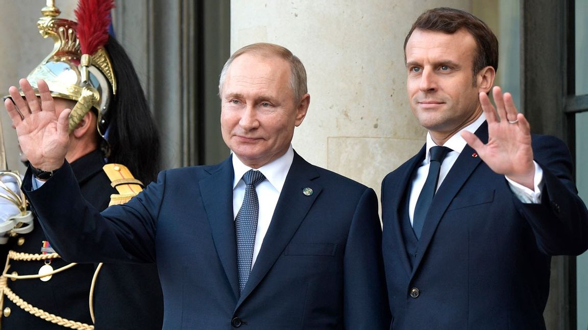 Emmanuel Macron (till höger) har meddelat att han ställer upp i franska presidentvalet. En formsak. Men några debatter kommer han inte delta i – han säger sig vara upptagen med att medla mellan invanderande Ryssland och dess president Vladimir Putin (till vänster) och Ukraina. Foto: AP