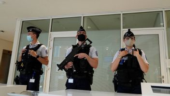 Poliser vaktar Justitiepalatset i Paris den 3 juni, då rättegången inleddes mot 13 personer som stod åtalade för att ha cybermobbat en ung kvinna som kritiserat islam. Foto: Francois Mori/AP/TT.