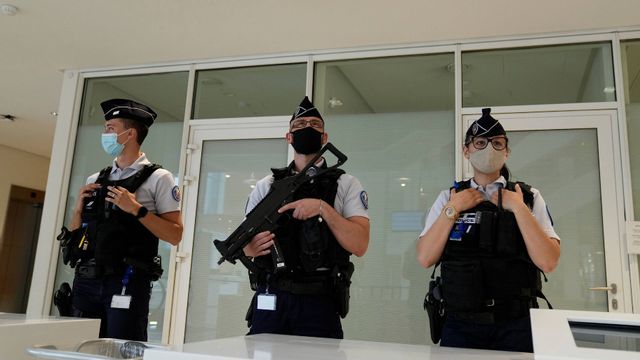 Poliser vaktar Justitiepalatset i Paris den 3 juni, då rättegången inleddes mot 13 personer som stod åtalade för att ha cybermobbat en ung kvinna som kritiserat islam. Foto: Francois Mori/AP/TT.