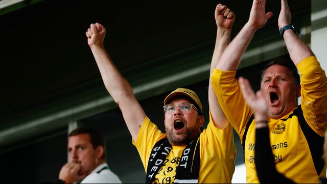 SD:s partiledare Jimmie Åkesson har skäl att vara glad även över partiets opinionssiffror, inte bara favoritlaget Mjällbys guld i fotbollsallsvenskan. Foto: Adam Ihse/TT