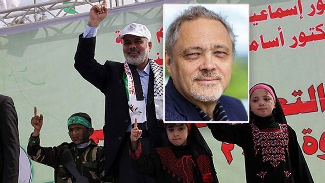 I bakgrunden bild från al-Qassam-brigaderna i Gaza city, i förgrunden Mats Fridlund. Bild: Fars Media Corporation/CC BY 4.0/Göteborgs universitet