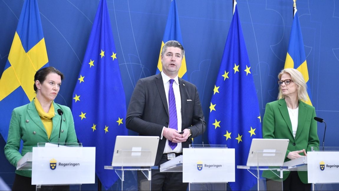 Gruppledare Lina Nordquist (L), ekonomisk-politisk talesperson Oscar Sjöstedt (SD) och finansminister Elisabeth Svantesson (M) presenterar satsningar för att stoppa den kriminella ekonomin. Utanför bilden medverkar även civilminister Erik Slottner (KD). Foto: Samuel Steén/TT