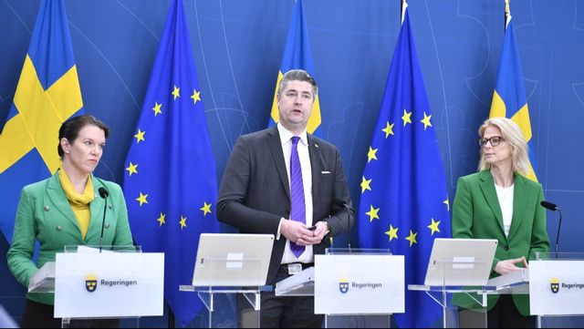 Gruppledare Lina Nordquist (L), ekonomisk-politisk talesperson Oscar Sjöstedt (SD) och finansminister Elisabeth Svantesson (M) presenterar satsningar för att stoppa den kriminella ekonomin. Utanför bilden medverkar även civilminister Erik Slottner (KD). Foto: Samuel Steén/TT