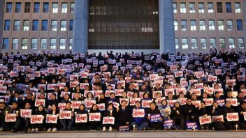 ”Yoon Suk-yeol borde avgå”. Man kan undra över om detta verkligen behöver upprepas så många gånger, men herr Yoon har uppenbarligen en del problem att fatta vinken. FOTO: Ryu Hyung-seok / TT