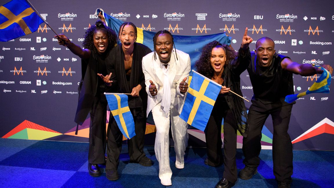 Tusse med dansare på presskonferens efter första Eurovision-semifinalen i Rotterdam. Foto: Jessica Gow/TT.