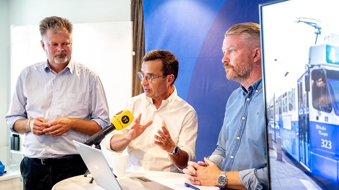 Axel Josefson, kommunstyrelsens ordförande i Göteborg, Moderaternas partiledare Ulf Kristersson (M) och Lars Holmin, ledamot i regionstyrelsen i Västra Götalandsregionen, håller en pressträff i centrala Göteborg. Foto: Adam Ihse / TT