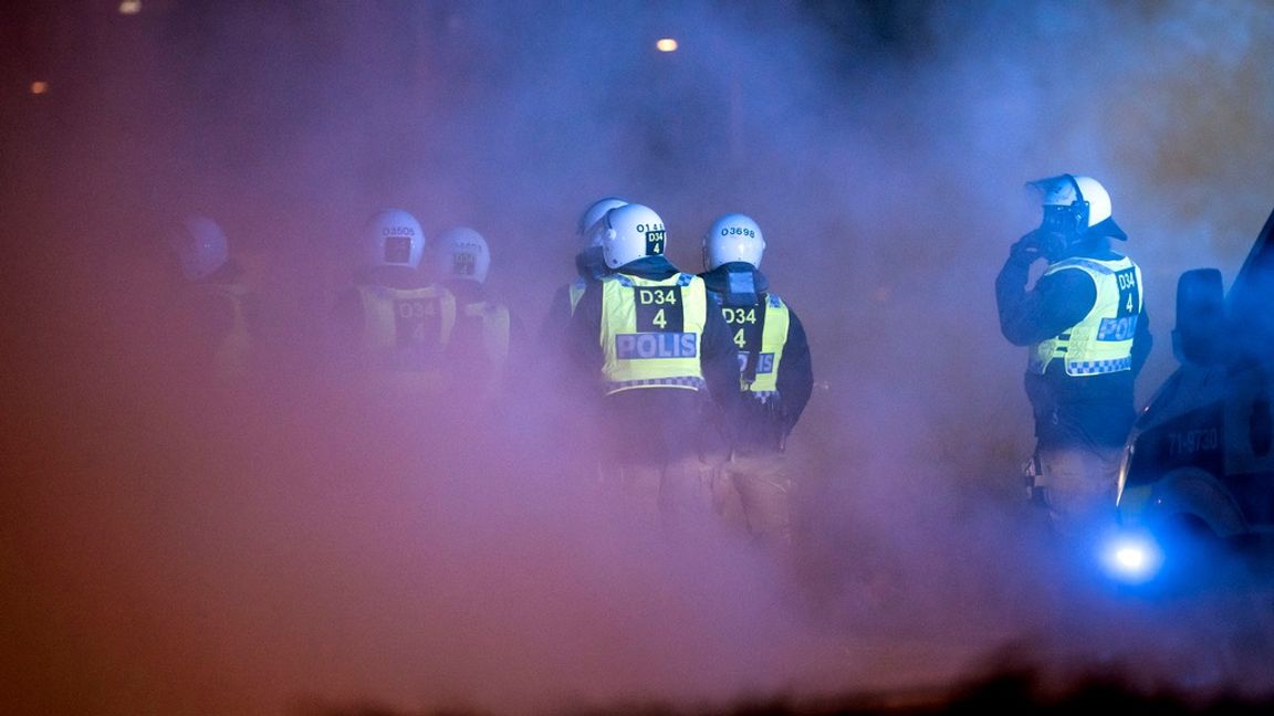 Korankravallerna skakade Sverige i påskas. Upploppen i samband med att Rasmus Paludan skulle bränna koraner ledde till hundratals skadade poliser, brända bilar och annan skada. Foto: Johan Nilsson/TT
