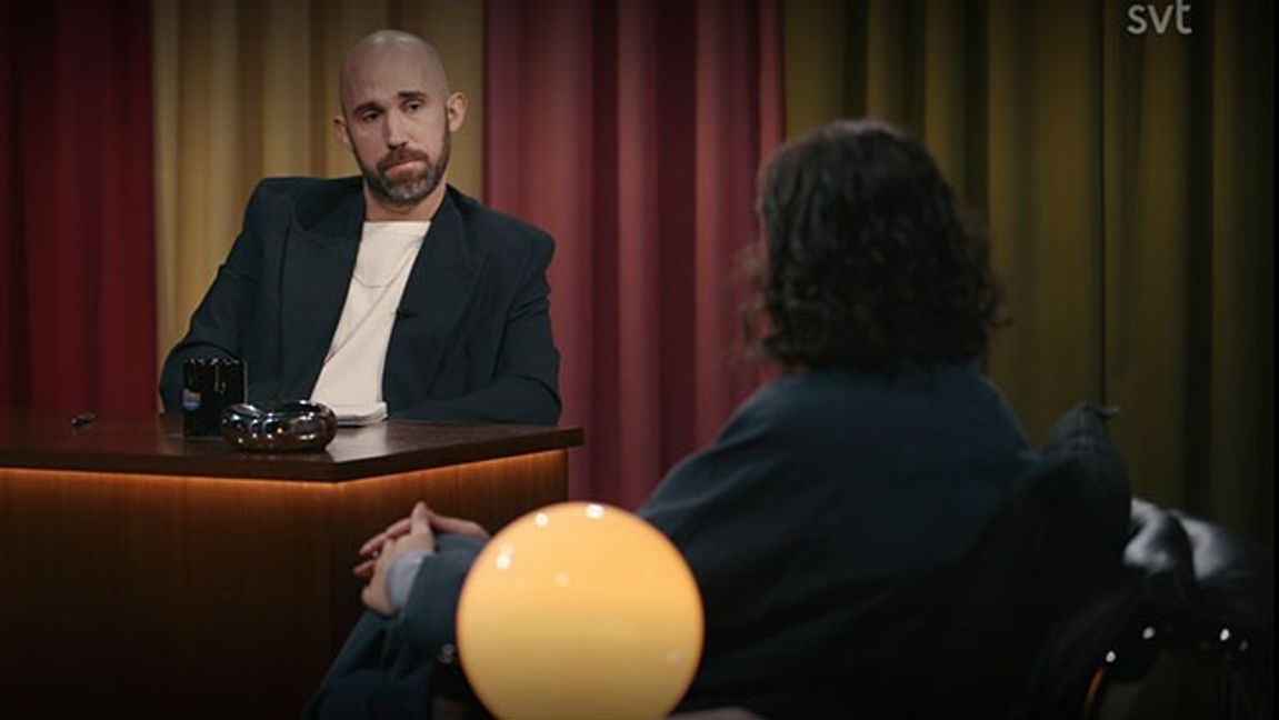 Emil Persson och Simona Mohamsson i ”Fördomsshowen”. Bild: Faksimil SVT Play.