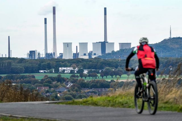 En cyklist i närheten av det koldrivna kraftverket i Gelsenkirchen i Tyskland i höstas. Arkivbild. Foto: Martin Meissner/AP/TT