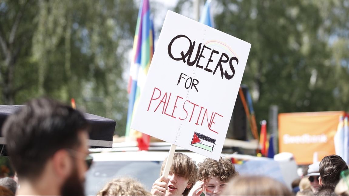 En journalist som filmade Pridetåget angreps när Queers for Palestine passerade. Foto: Caisa Rasmussen/TT