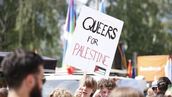 En journalist som filmade Pridetåget angreps när Queers for Palestine passerade. Foto: Caisa Rasmussen/TT