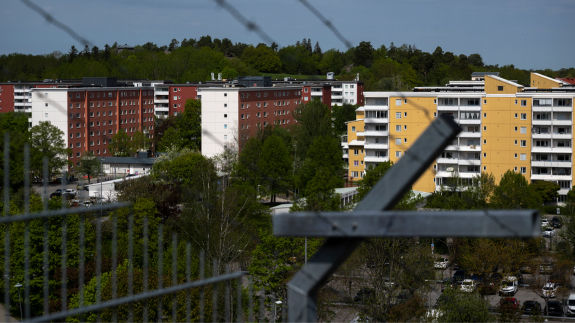 Svenskar och invandrare kommer att blandas utan tvång – efter att vissa invandrare utvisats. Foto: Henrik Montgomery/TT