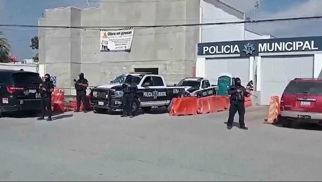 Mexikansk polis vaktar utanför polisstationen i Ensenada där tre personer förhörs i fallet med de saknade turisterna. Foto: TT/AP