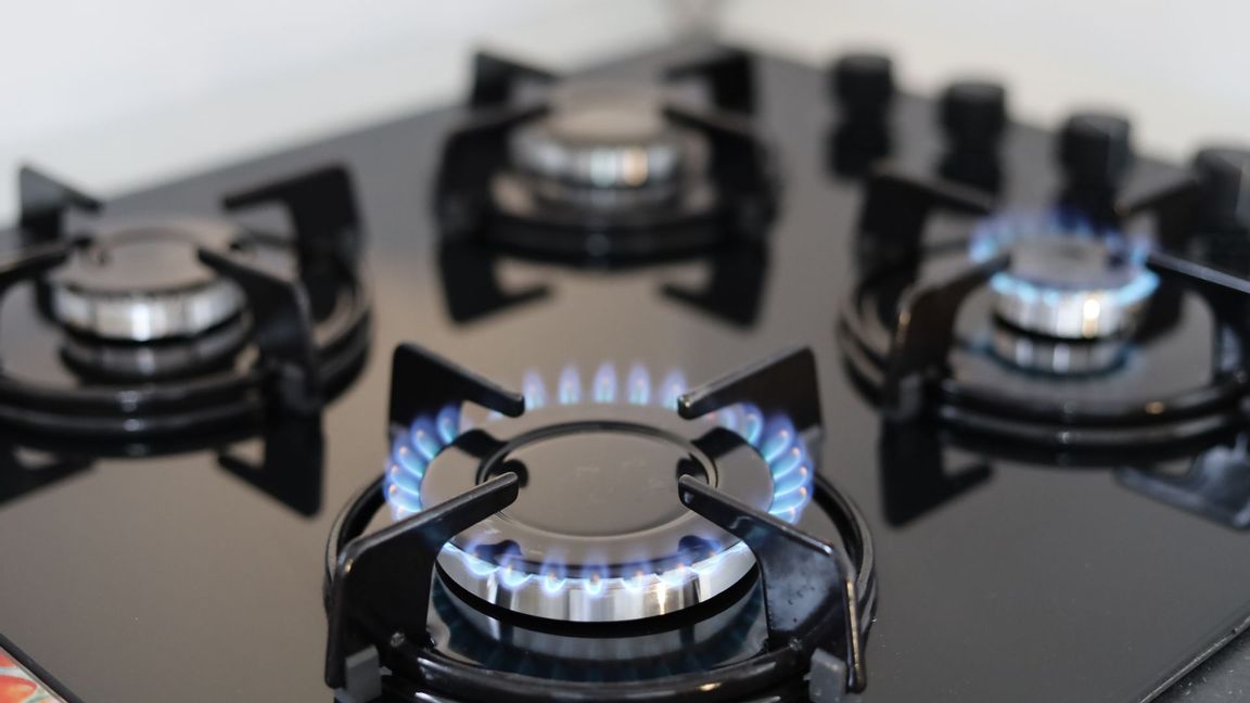 Genrebild. Bensinrester hittades i kvinnans kök. Nu döms hon till rättspykiatrisk vård och utvisning. Foto: Arstockphoto/Pixabay