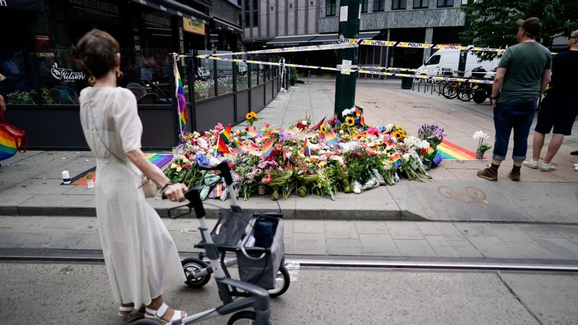 Människor har samlats och lägger blommor på platsen där två personer dödades och ett 20-tal skadades i ett islamistiskt terrordåd. Foto: Björn Larsson Rosvall/TT