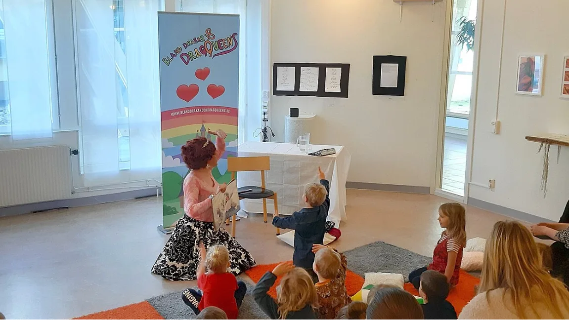 En sagostund med teatergruppen Bland Drakar och Dragqueens. Bilden är från 2021 och har inget samband med den aktuella sagostunden. Foto: Captainbrannigan, CC BY-SA 4.0, via Wikimedia Commons