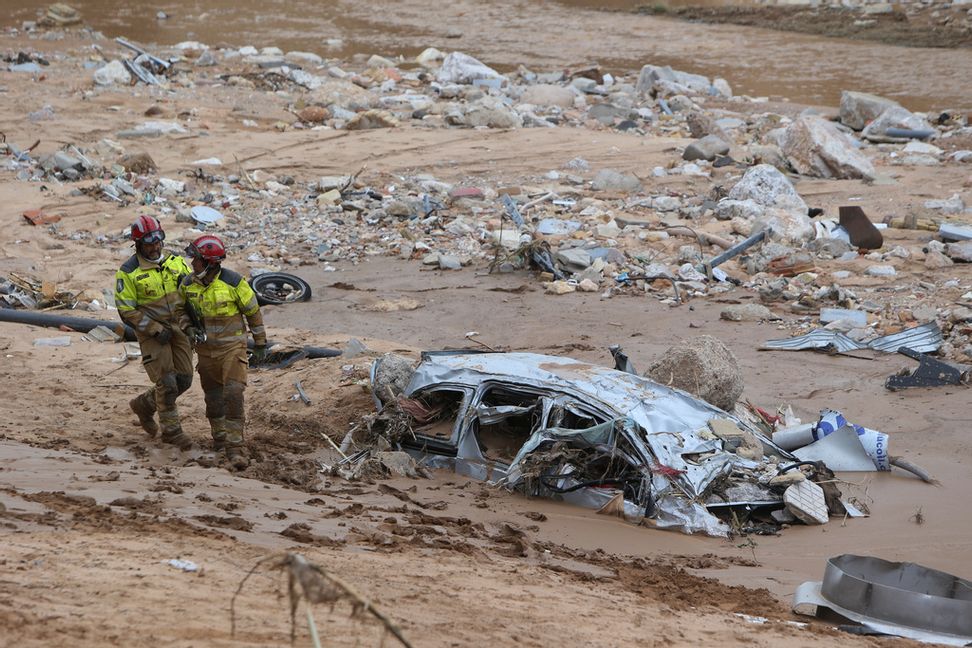 Räddningsarbetare i Paiporta nära staden Valencia under söndagen. Hugo Torres/AP/TT