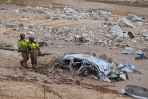 Räddningsarbetare i Paiporta nära staden Valencia under söndagen. Hugo Torres/AP/TT