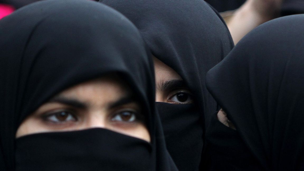 Kvinnor som bär niqab. Foto: B.K. Bangash/AP/TT