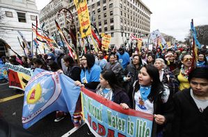 Protester mot den planerade oljeledningen Dakota Access pipeline i Washington 2017. Manuel Balce Ceneta/AP/TT