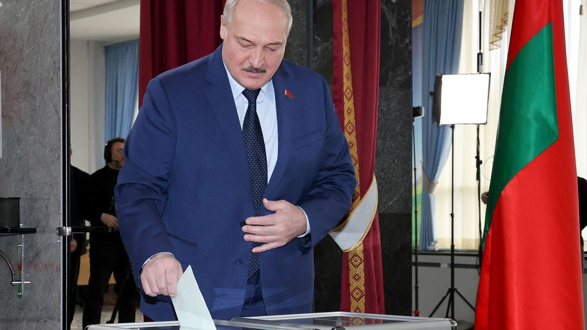 Belarus diktator Aleksandr Lukasjenko röstade på söndagen. Foto: AP/TT